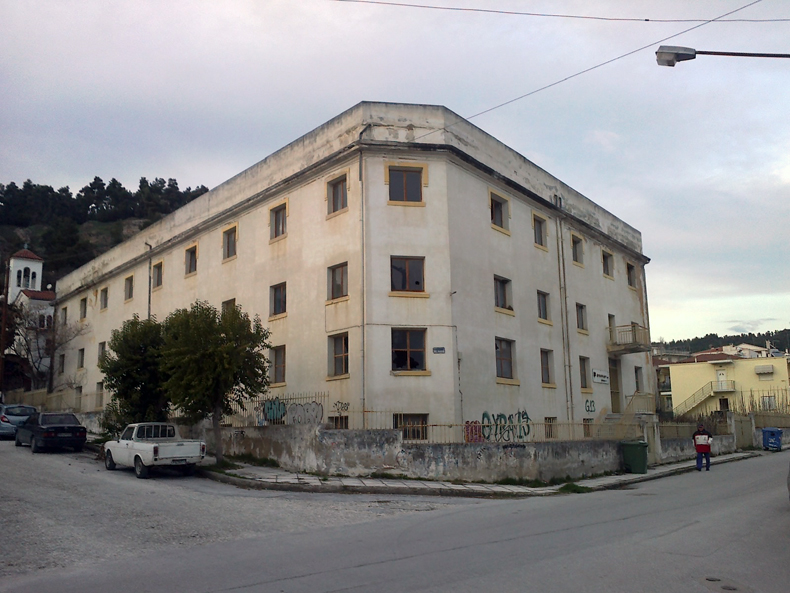 Κτίριο στη γωνία των οδών Αγίου Αντωνίου και Ίωνος Δραγούμη.